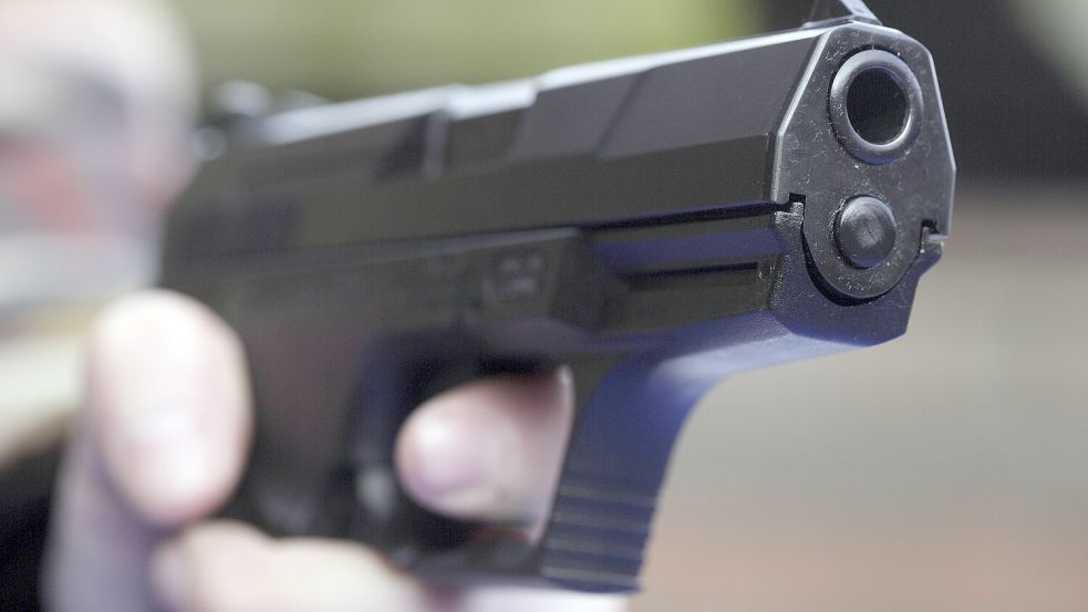 Drei Männer wurden am Sonntag in Bremen-Gröpelingen vorläufig festgenommen, nachdem sie einen 32-Jährigen attackiert und unter anderem mit Reizgas ins Gesicht geschossen hatten. Foto: imago images / Olaf Döring