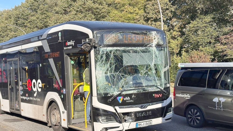 Am frühen Morgen sind zwei Busse in Hamburg zusammengestoßen. Foto: dpa/Bodo Marks