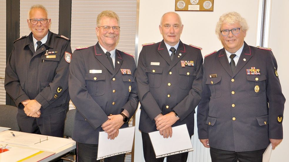 Ernst Lübben (links) und Friedhelm Tannen(rechts) nahmen die neuen Mitglieder der Ehrenabteilung, Dieter Helmers (2. von links) und Ralf Heykants, für das Foto in ihre Mitte. Foto: privat