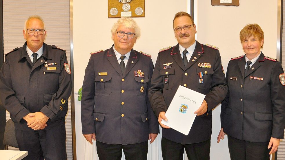 Der Präsident des Landesfeuerwehrverbandes Niedersachsen Olaf Kapke (mit Urkunde) wurde von Ernst Lübben (von links), Friedhelm Tannen und Tanja de Freese geehrt. Foto: privat