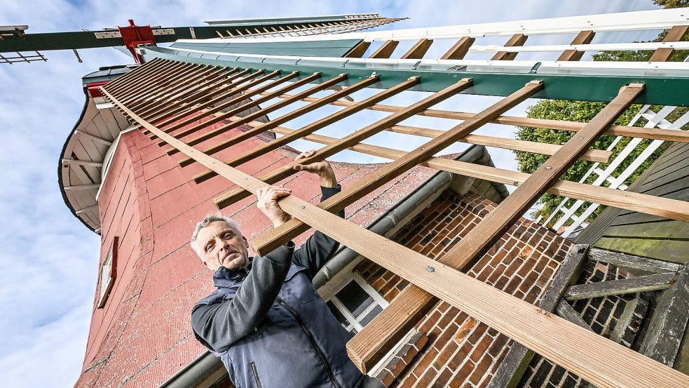 Die Gatter der Mühle wurden erst kürzlich neu angebracht. Auch die Kappe wurde rundum erneuert. Foto: Klaus Ortgies