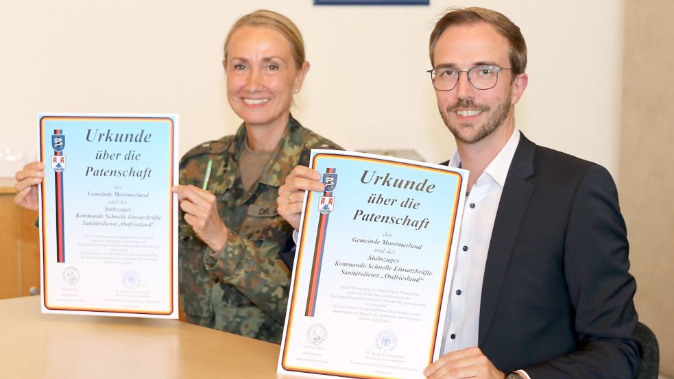 Kommandeurin Dr. Mascha-Christine Groß und Bürgermeister Hendrik Schulz erneuerten die Patenschaft. Foto: privat