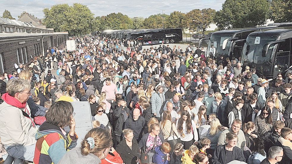 Hunderte Menschen kamen zur Ostfrieslandhalle in Leer. Von dort fuhren die Busse in Richtung Italien. Foto: Bodo Wolters