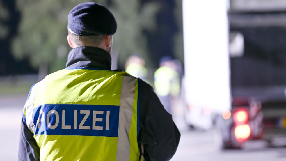 Bundespolizisten kontrollieren den Verkehr aus den Niederlanden am Grenzübergang Bunderneuland. Foto: Lars Penning/dpa