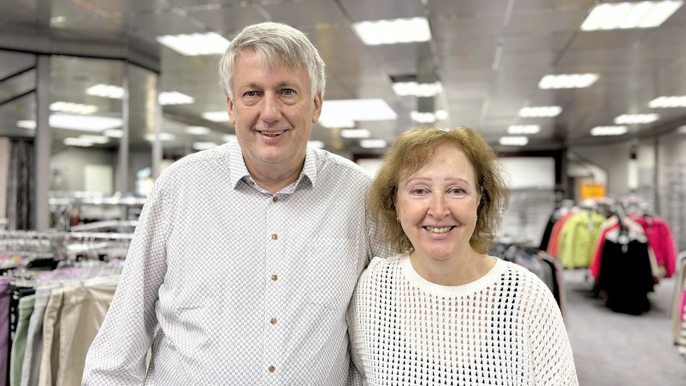 Für ihren Ruhestand haben Klaas und Britta Uphoff noch keine konkreten Pläne. Ende November schließt das Modehaus – danach geht es online weiter. Foto: Nicole Böning