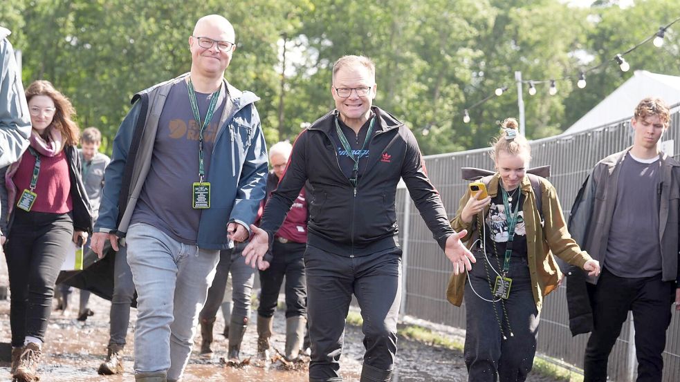 Beim Wackener Open Air Festival in Schleswig-Holstein kamen Ende Juli und Anfang August Schlammschutzmatten aus Moorgräsern zum Einsatz. Solche Produkte will Umweltminister Carsten Schneider fördern. Foto: Marcus Brandt/dpa