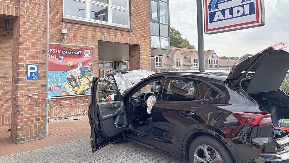Ein Auto ist am Montagmittag in die Aldi-Filiale in Hage gefahren. Foto: Rebecca Kresse
