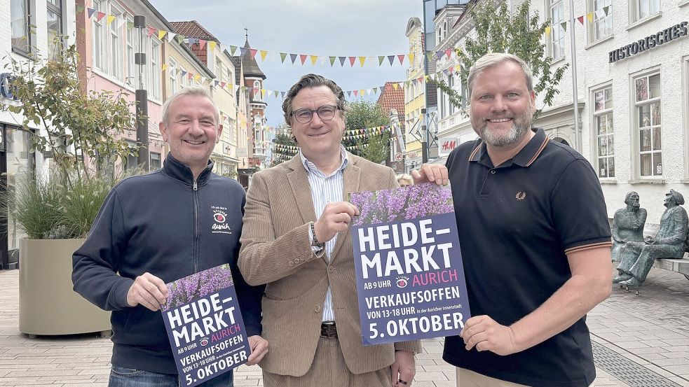 Marco Bordasch (Verkehrsverein Aurich), Sven Haltermann (Geschäftsführer Silomon) und Udo Hippen (Vorsitzender des Kaufmännischen Vereins) freuen sich auf volle Geschäfte und einen lebhaften Heidemarkt in Aurich. Foto: Mieke Matthes