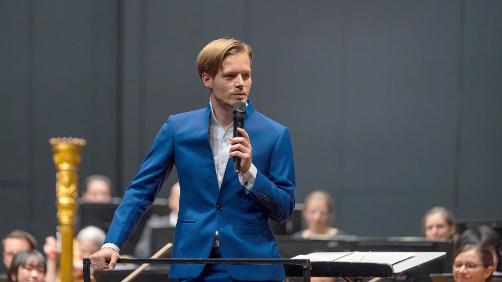 Nimmt direkt Kontakt zum Publikum auf: Christopher Lichtenstein hält nach dem ersten Stück eine kleine Begrüßungsrede. Foto: Steve Weber