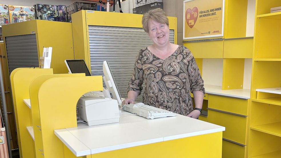 Heike Brandt hat die Postfiliale in ihr Ladengeschäft Spielwaren Schmied integriert – damit die Wittmunder weiterhin in der Innenstadt Briefmarken kaufen und Pakete aufgeben können. Foto: Susanne Ullrich