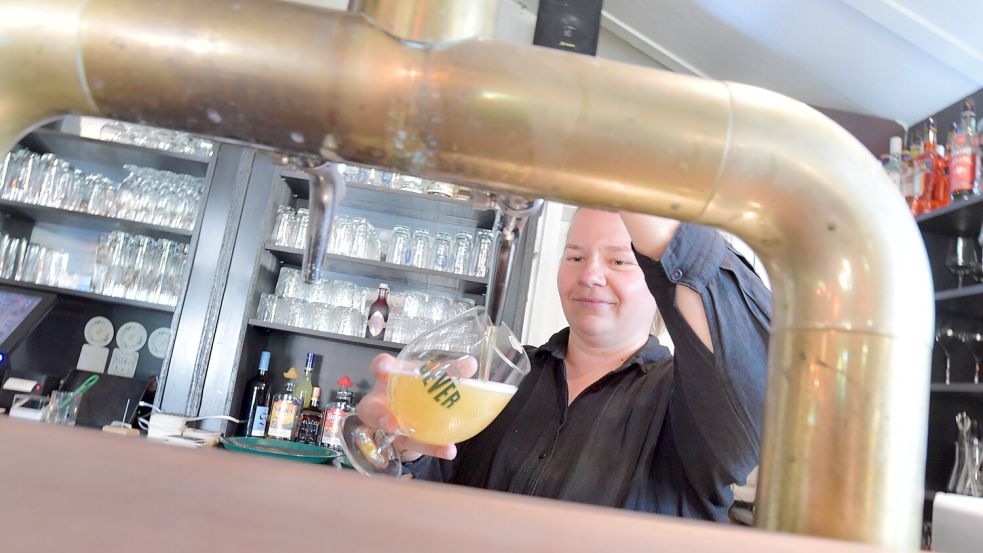 Jennifer Schild, von allen nur Jenny genannt, ist die gute Seele des [blxn]. Sie sorgt nicht nur für Getränkenachschub, sondern hat auch ein offenes Ohr für die Sorgen und Nöte ihrer Gäste. Foto: Klaus Ortgies