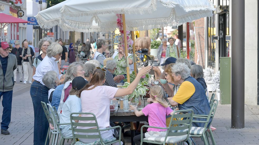 Der lange Tisch Gemeinschaftstisch des Kaffeeflecks in Aurich ist in der Gastronomie auch unter dem "Shared-Table-Konzept" bekannt. Foto: Klaus Ortgies