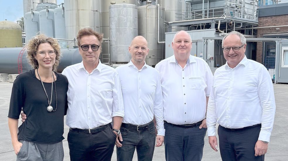 Die ostfriesische Molkerei Rücker wurde von der Meggle Holding übernommen. Von links Insa und Klaus Rücker, Manfred Zimmer (CFO), Markus Czeromin (COO) und Matthias Oettel, Chef der Meggle Holding SE. Foto: Meggle Group