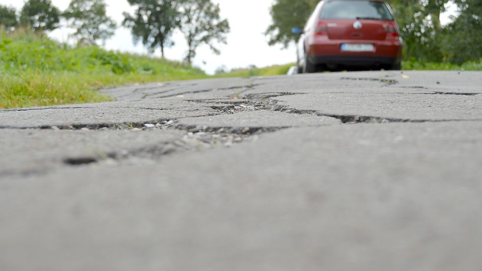 Marode Straßen gibt es in allen Gemeinden reichlich. In Rhauderfehn wird diskutiert, wer künftig den Ausbau bezahlen soll. Foto: Marion Janßen/Archiv