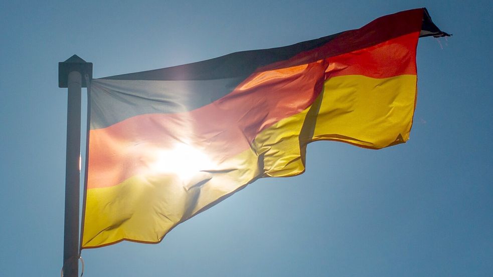 Die deutsche Wiedervereinigung wurde am 3. Oktober 1990 vollendet. Auch dreieinhalb Jahrzehnte später sind die Einkommen in den alten Bundesländern jedoch immer noch höher. (Symbolbild) Foto: Fernando Gutierrez-Juarez/dpa-Ze