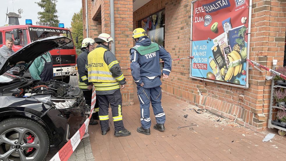 Feuerwehr und Technisches Hilfswerk (THW) begutachteten den Schaden am Gebäude. Foto: Rebecca Kresse