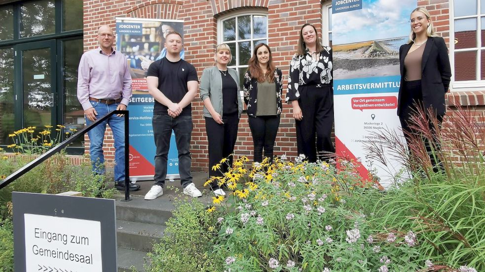 Achim Szameit (von links), Albert Wigandt, Griet Bünting, Chrysa Stavrou, Lisa Wiltfang und Jana Brust berieten in Marienhafe Jobsuchende und hatten gleich einige Stellenangebote im Gepäck. Foto: privat