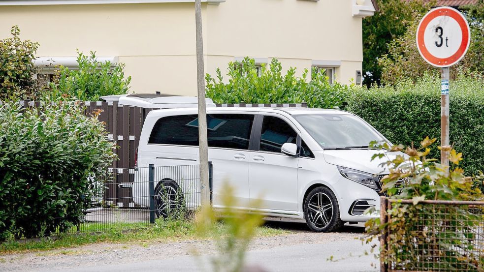 Ein Leichenwagen vor dem Wohnhaus. Foto: Hauke-Christian Dittrich