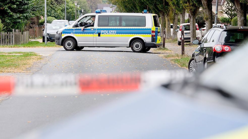 Die Polizei sicherte am Nachmittag in dem Wohnhaus Spuren. Foto: Hauke-Christian Dittrich