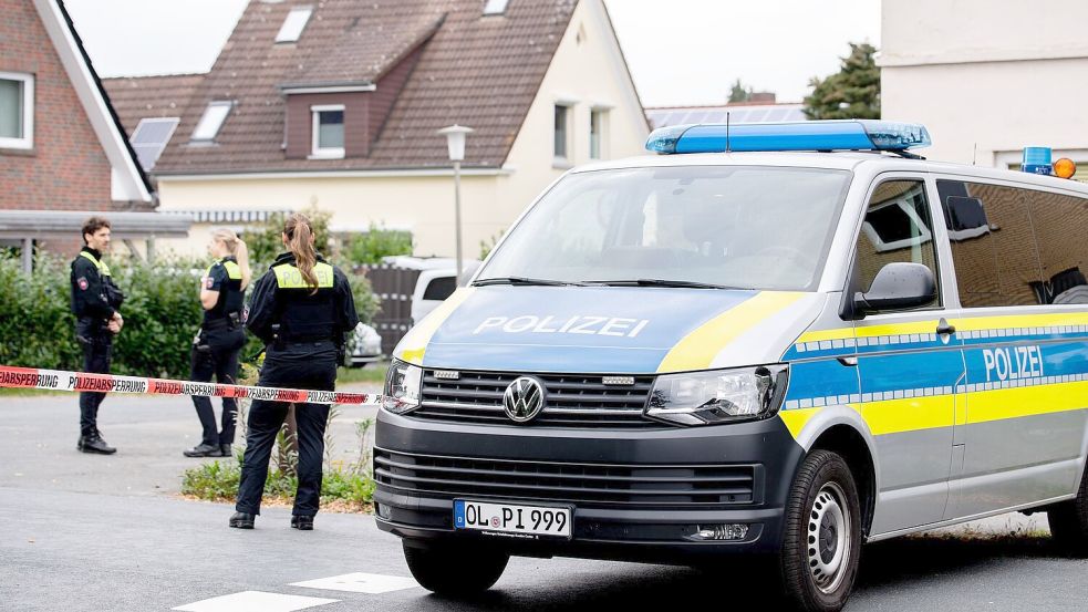 Polizisten sperren den Tatort mit Absperrband und Polizeiautos ab. Foto: Hauke-Christian Dittrich