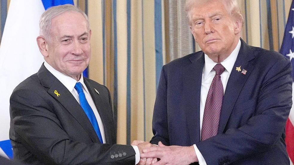 Israels Ministerpräsident Benjamin Netanjahu (v.l.) schüttelt US-Präsident Donald Trump nach einer Pressekonferenz im Weißen Haus die Hand. Foto: dpa/Alex Brandon