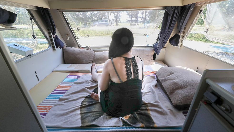 In 66 offiziell gemeldeten Lovemobilen bieten Prostitutierte in Niedersachsen Sex für Geld an. Foto: imago images/localpic