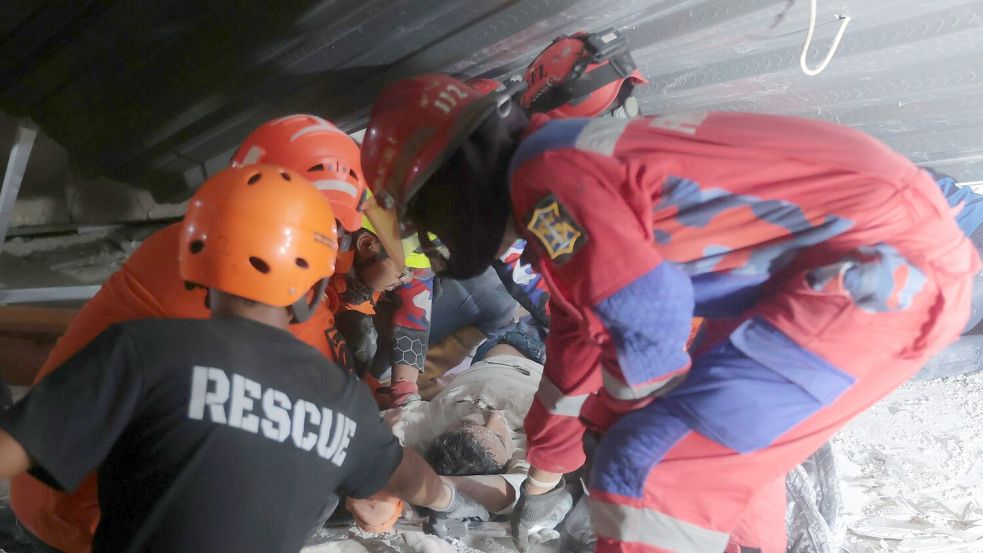 Die Retter suchten fieberhaft unter den Trümmern nach Überlebenden. Foto: Trisnadi/AP/dpa