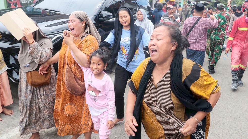 Viele Angehörige waren völlig verzweifelt. Foto: Trisnadi/AP/dpa