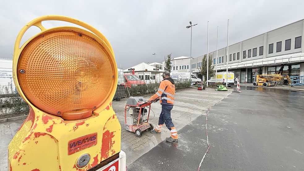 Auf dem Parkplatz des Emder Westcenters sind noch einige Arbeiten zu erledigen. Fotos: Klaus Ortgies