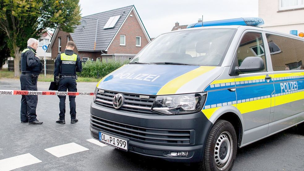 Nach der Gewalttat mit vier Toten in Oldenburg hat die Polizei Spuren gesichert. Foto: Hauke-Christian Dittrich