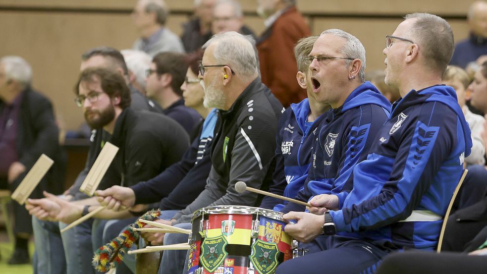 Mit Trommeln, Rasseln und Stimmen unterstützen die Leegmoorer Fans immer ihre Mannschaft.