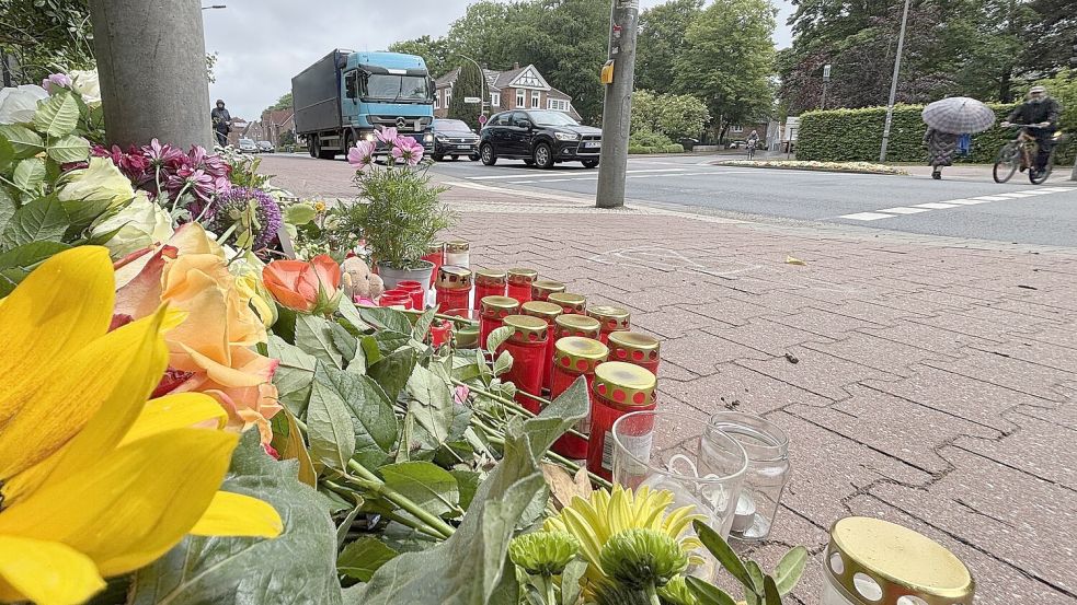 Blumen und Kerzen erinnern an der Unfallstelle an der Auricher Von-Jhering-Straße an den tödlich verunglückten 16-jährigen Schüler. Foto: Lasse Paulsen