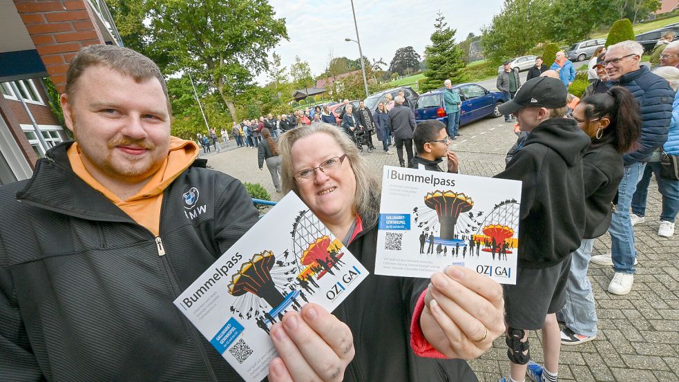Dennis Kümmerlehn und Silvia van der Slyk waren die Ersten, die am Verlagshaus in Logabirum einen Bummelpass ergattert haben. Foto: Klaus Ortgies