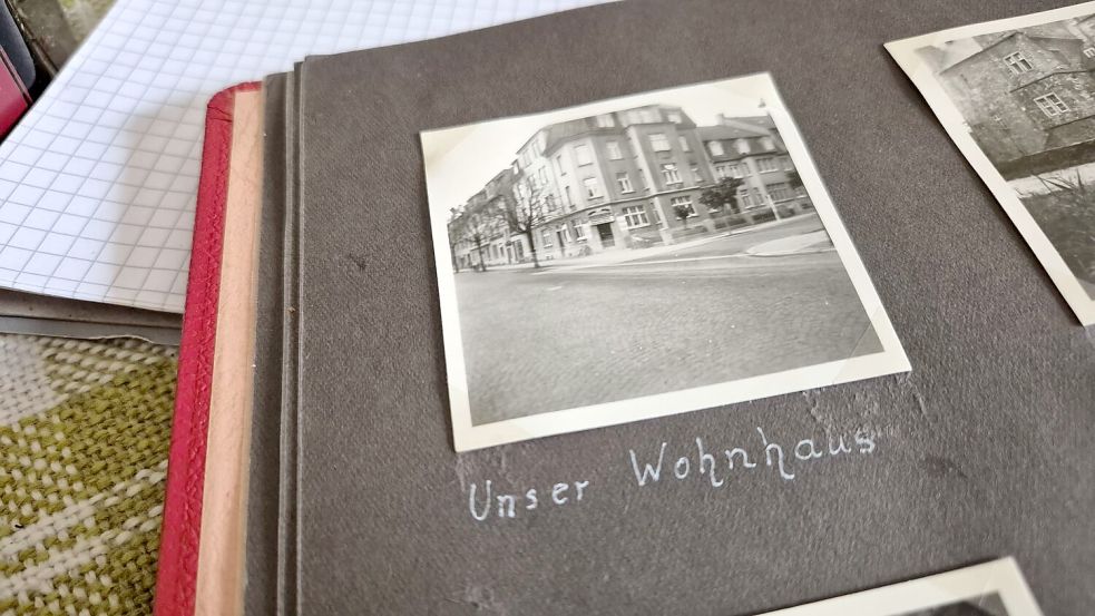 Im Familienfotoalbum bewahrt Lothar Rink eine alte Fotografie seines Geburtshauses aus. Bis heute ist es äußerlich weitgehend unverändert. Foto: Markus Pöhlking