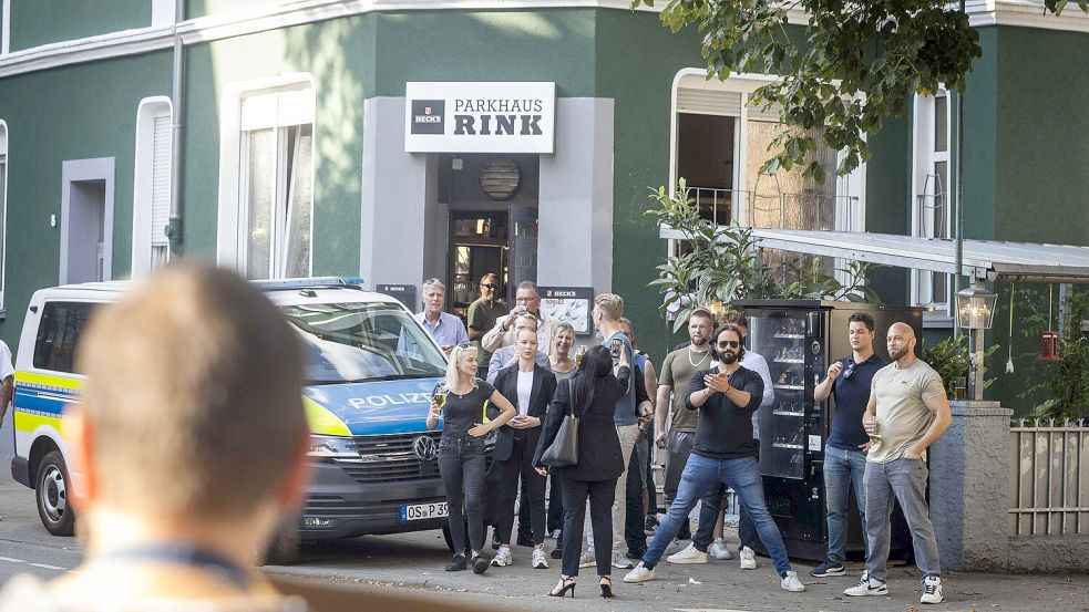 Die niedersächsische AfD-Jugend auf dem Gehweg vor seinem Geburtshaus – Gegenüber der Protest: Eigentümer Lothar Rink hat dieser Anblick schockiert. Foto: Swaantje Hehmann