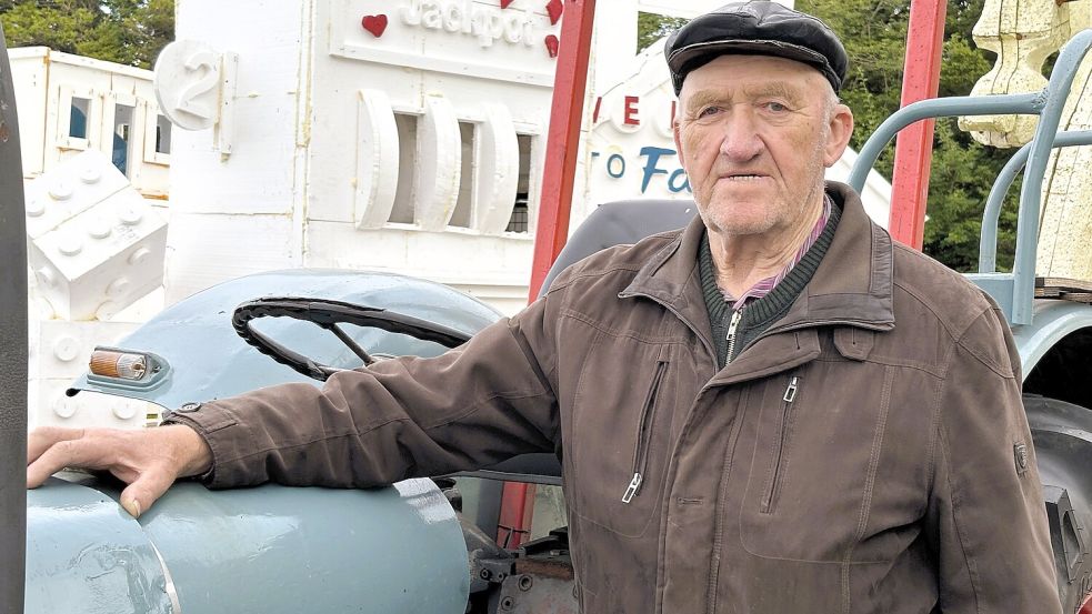 Magnus Hein ist der Fahrer des Traditionswagens mit den beiden Torfstechern Jan und Hinnerk. Der 87-Jährige ist eine feste Größe im Blumenkorso und seit 65 Jahren beim Blütenfest dabei. Foto: Nicole Böning