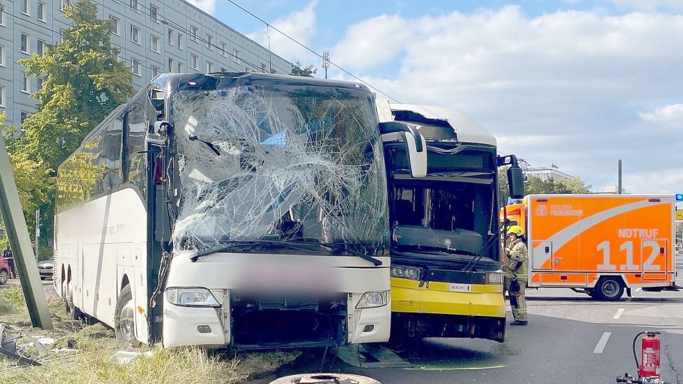 Ein Reisebus und eine Tram stoßen nahe dem Alexanderplatz zusammen. Foto: Torsten Holtz