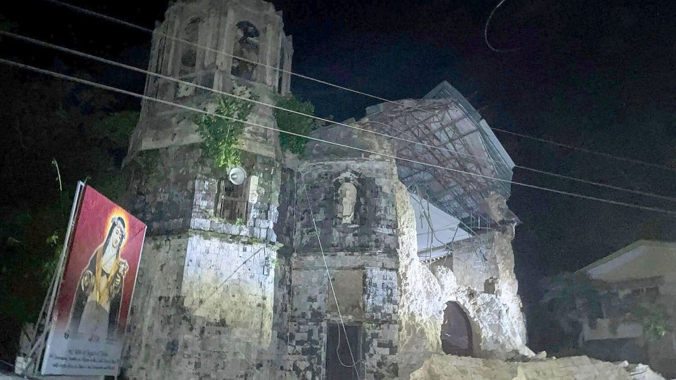 Bei dem Erdbeben wurde auch eine Kirche beschädigt. Foto: Stringer/XinHua/dpa