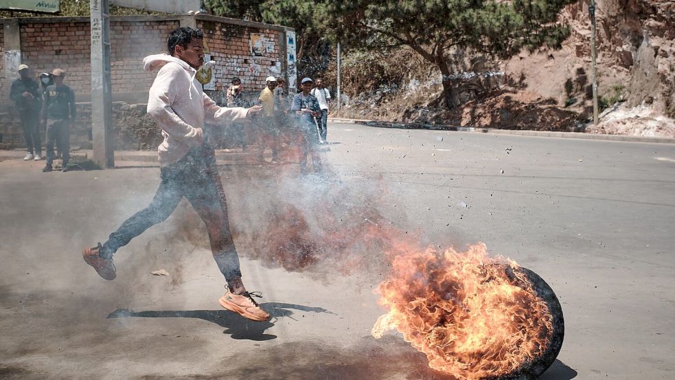 Die Gen Z-Bewegung und viele Einwohner der Stadt Antananarivo prangern die wiederkehrenden Wasser- und Stromausfälle sowie die Misswirtschaft der Regierung an. Foto: Iako Randrianarivelo