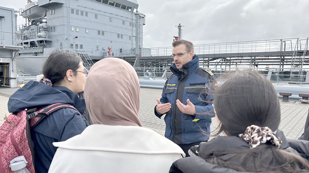 Ein Bundeswehrsoldat beantwortet Fragen von Schülerinnen auf dem Marinestützpunkt in Wilhelmshaven. Foto: Imke Oltmanns