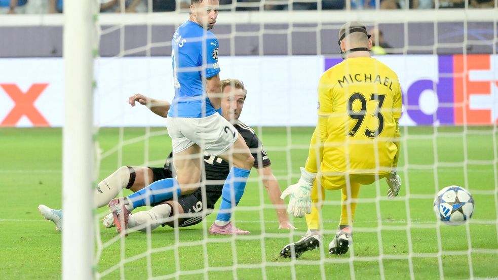 Harry Kane (am Boden) trifft nach einer feinen Einzelaktion zum 4:0. Foto: Peter Kneffel