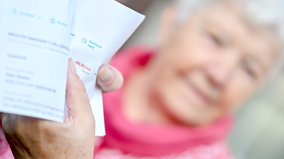 Adele Bleeker aus Ostgroßefehn reagierte schnell, als die Firma „Megatipp Emergency Call Services“ Geld vom Konto ihres Mannes abgebucht hatte. Foto: Klaus Ortgies