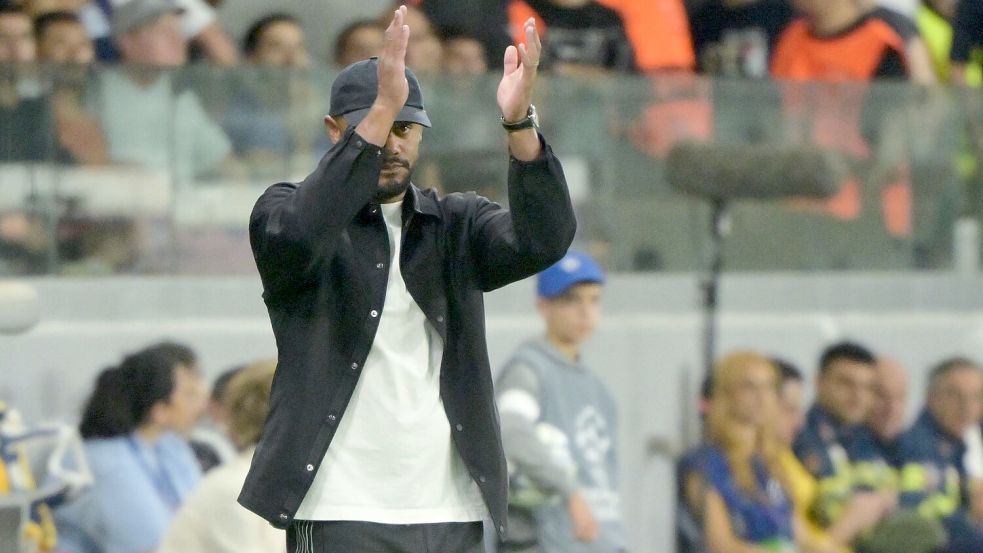 Vincent Kompany applaudiert seiner Mannschaft beim 5:1 gegen Pafos. Foto: Peter Kneffel