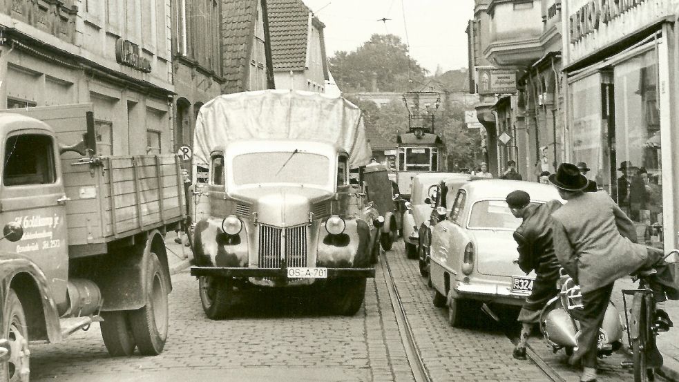 Das Bild der Hasestraße in Blickrichtung Hasetor beschreibt die Erbkrankheit der Osnabrücker Straßenbahn: Sie besaß keinen eigenen Gleiskörper, sondern musste sich die Straße mit dem zunehmenden Individualverkehr teilen. Foto: Emil Harms, Archiv Alfred Spühr.