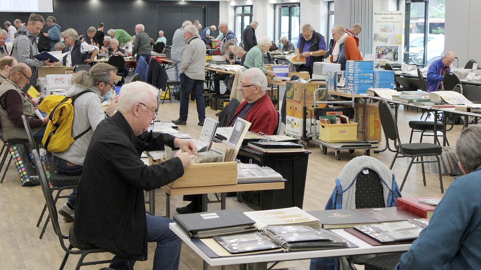 Auch in Zeiten von E-Mails und Whatsapp-Nachrichten sind Briefmarken nicht out. Das zeigte das große Interesse am Tauschtag in Ostrhauderfehn. Foto: privat