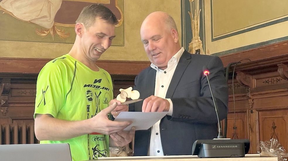 Bürgermeister Claus-Peter Horst gratulierte Felix Stengl zum Titel „Stadtradeln-Star“. Foto: privat