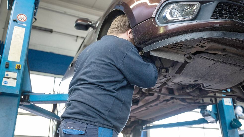 Reparaturen und Wartungen von Autos sind in den vergangenen Jahren deutlich teurer geworden. (Archivbild) Foto: Hannes P Albert