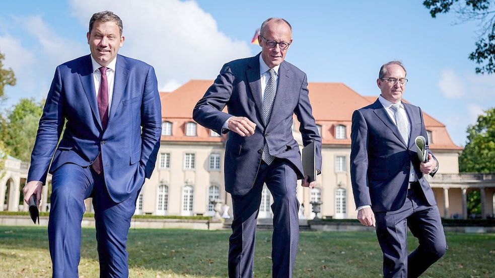 Merz, Vizekanzler Klingbeil und Innenminister Dobrindt traten gemeinsam vor die Presse. Foto: Kay Nietfeld/dpa