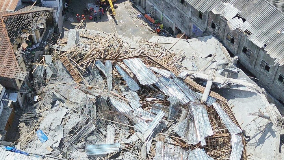 Das Internat wurde bei dem Einsturz völlig zerstört. Foto: Trisnadi/AP/dpa