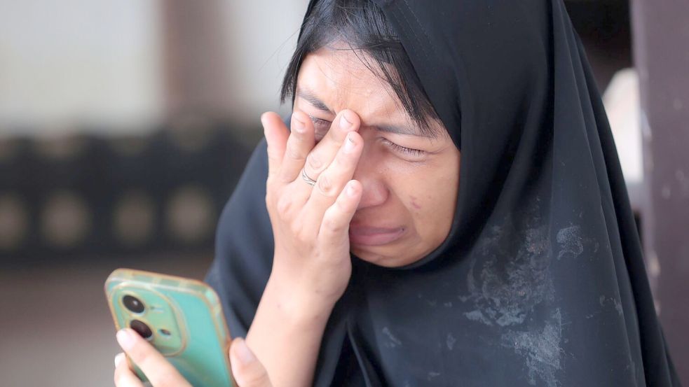 Viele Eltern warteten völlig verzweifelt auf Nachrichten der Retter. Foto: Trisnadi/AP/dpa